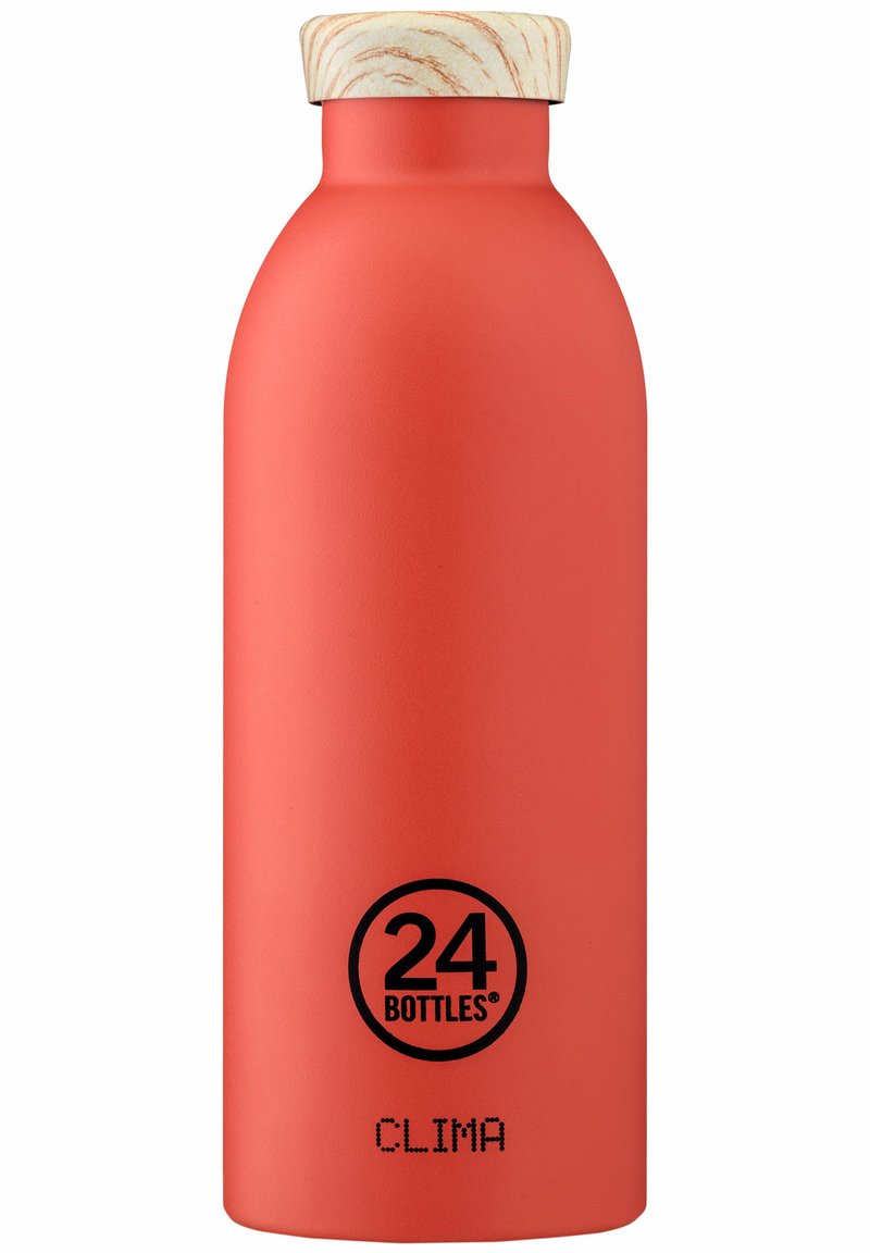 Rote isolierte Flasche mit matter Oberfläche, Holzdeckel, kreisförmiges Logo "24 BOTTLES" und dem Text "CLIMA" nahe der Basis. Glatte Textur.