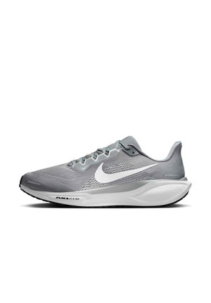 Grauer Nike Air Zoom Laufschuh mit weißem Swoosh-Logo und gepolsterter Sohle, von der Seite auf weißem Hintergrund gesehen.