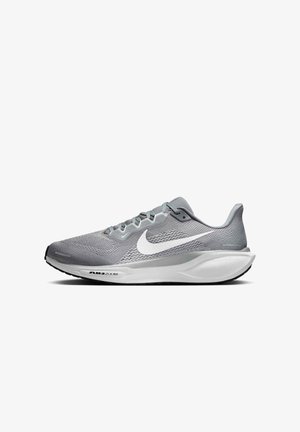 Chaussure de course Nike Air Zoom grise avec logo Swoosh blanc et semelle rembourrée vue de côté sur fond blanc.
