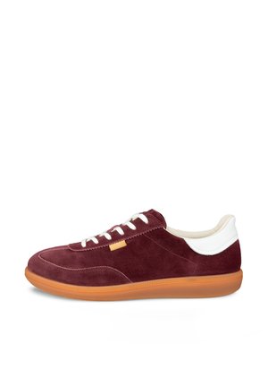 Herren-Sneaker in Burgunderrot aus Wildleder, niedrig geschnitten, mit weißem Fersenlaschen, weißen Schnürsenkeln und Kautschuksohle in Gummioptik.