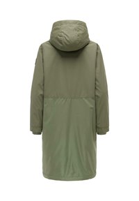 Dlhý zimný kabát olivovo zelenej farby s kapucňou, dlhými rukávmi a priamym strihom, zobrazený zozadu.