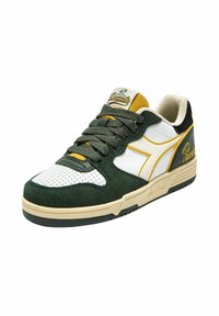 Sneaker in suede verde e pelle perforata bianca con dettagli gialli, design con lacci e logo sulla linguetta e sul lato. Stile classico.
