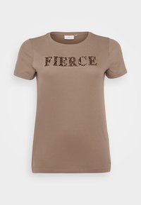 Brun bomull T-shirt med korta ärmar som har ordet "FIERCE" i en texturerad, djurmönstrad teckning över bröstet.