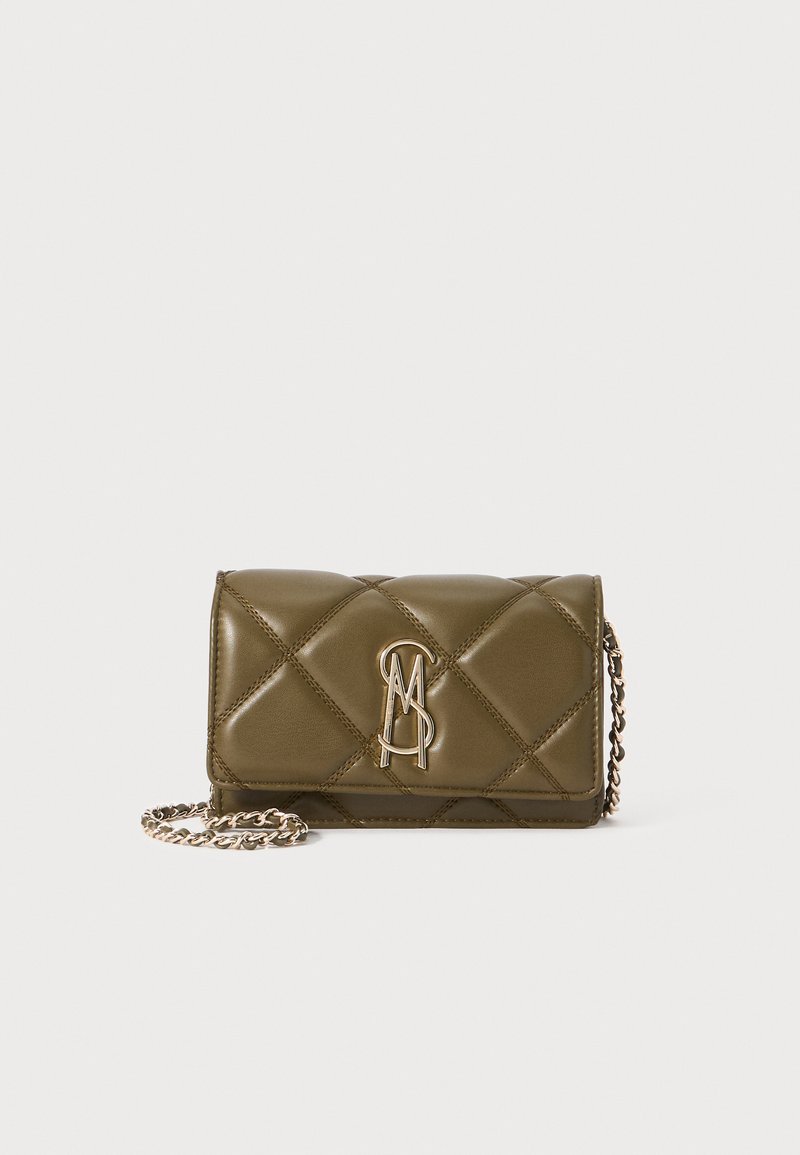 Borsa in pelle trapuntata verde oliva con tracolla a catena dorata e logo metallico sul davanti. Forma compatta e rettangolare.