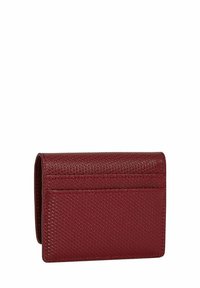 Porte-cartes bordeaux avec un extérieur texturé, comportant plusieurs emplacements pour cartes et un design rectangulaire et compact. Bords lisses et matériel minimaliste.