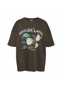 Tamnozelena pamučna majica s grafičkim ilustracijama i tekstualnim uputama za pripremu matcha lattea. Opušteni kroj i kratki rukavi.