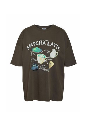 Tmavě zelené bavlněné tričko s barevnými ilustracemi a textovými pokyny, jak připravit matcha latte. Uvolněný střih a krátké rukávy.
