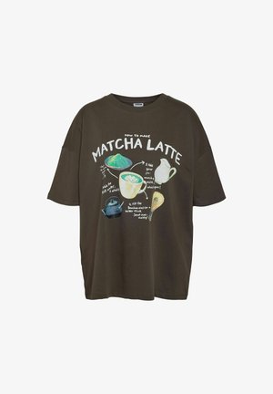 Tume roheline puuvillane T-särk, millel on erksad illustratsioonid ja tekstijuhised matcha latte valmistamiseks. Mugav lõige ja lühikesed varrukad.