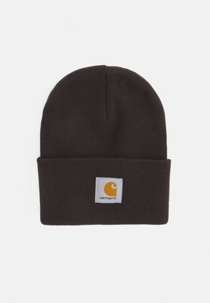 Gorro de punto marrón oscuro con un dobladillo, que presenta un parche de logo cuadrado con un emblema naranja y borde blanco. Textura suave.