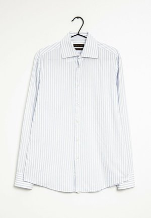 Camicia button-up con maniche lunghe, caratterizzata da strisce verticali blu chiaro e bianche, realizzata in tessuto con una texture liscia. Inclusa un'asola per appenderla.