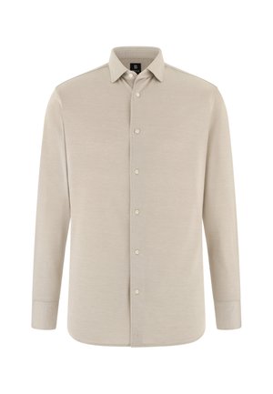 Beige overhemd met lange mouwen, knoopsluiting met zeven zichtbare knopen en klassieke kraag, weergegeven op een witte achtergrond.