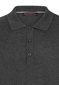 Halli tekstuuriga hall polo särk, millel on krae, kolme musta nööbiga ja brändi silt, kus on kirjas "Felix Hardy" valgete tähtedega.