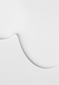 Vitt papper med en slät, böjd kant och ett subtilt vågmönster som betonar rena linjer och en minimalistisk design.