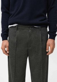 Pantalones grises de tela texturizada, con corte recto, pliegues delanteros y cierre de botón único en la cintura.