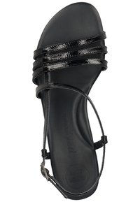 Černé lakované sandály s třemi lesklými popruhy, kulatou špičkou a plochou podešví. Obsahují nastavitelný řemínek kolem kotníku a texturovanou stélku.