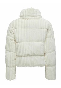 Giacca puffer bianca testurizzata con colletto alto, caratterizzata da righe verticali e silhouette squadrata, che enfatizza calore e morbidezza.