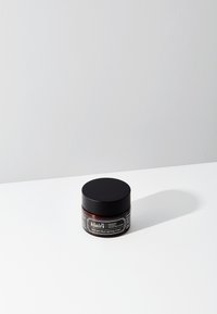 Svart, rund krukke med Klairs Midnight Blue Calming Cream med svart lokk; mørk ravfarget kropp med hvit tekstetikett som inneholder produktdetaljer.