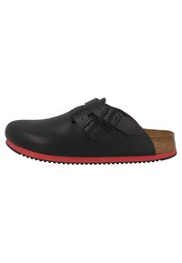 Schwarzer Slipper mit zwei verstellbaren Schnallen, roter Gummisohle und strukturiertem Obermaterial. Entworfen für Komfort mit einer Korkeinlage.