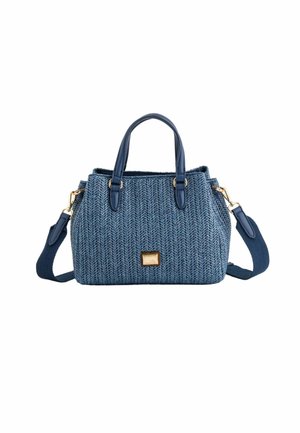Średniej wielkości niebieska pleciona torebka z dwoma uchwytami, odpinanym paskiem na ramię oraz małą złotą plakietką z logo na przodzie.