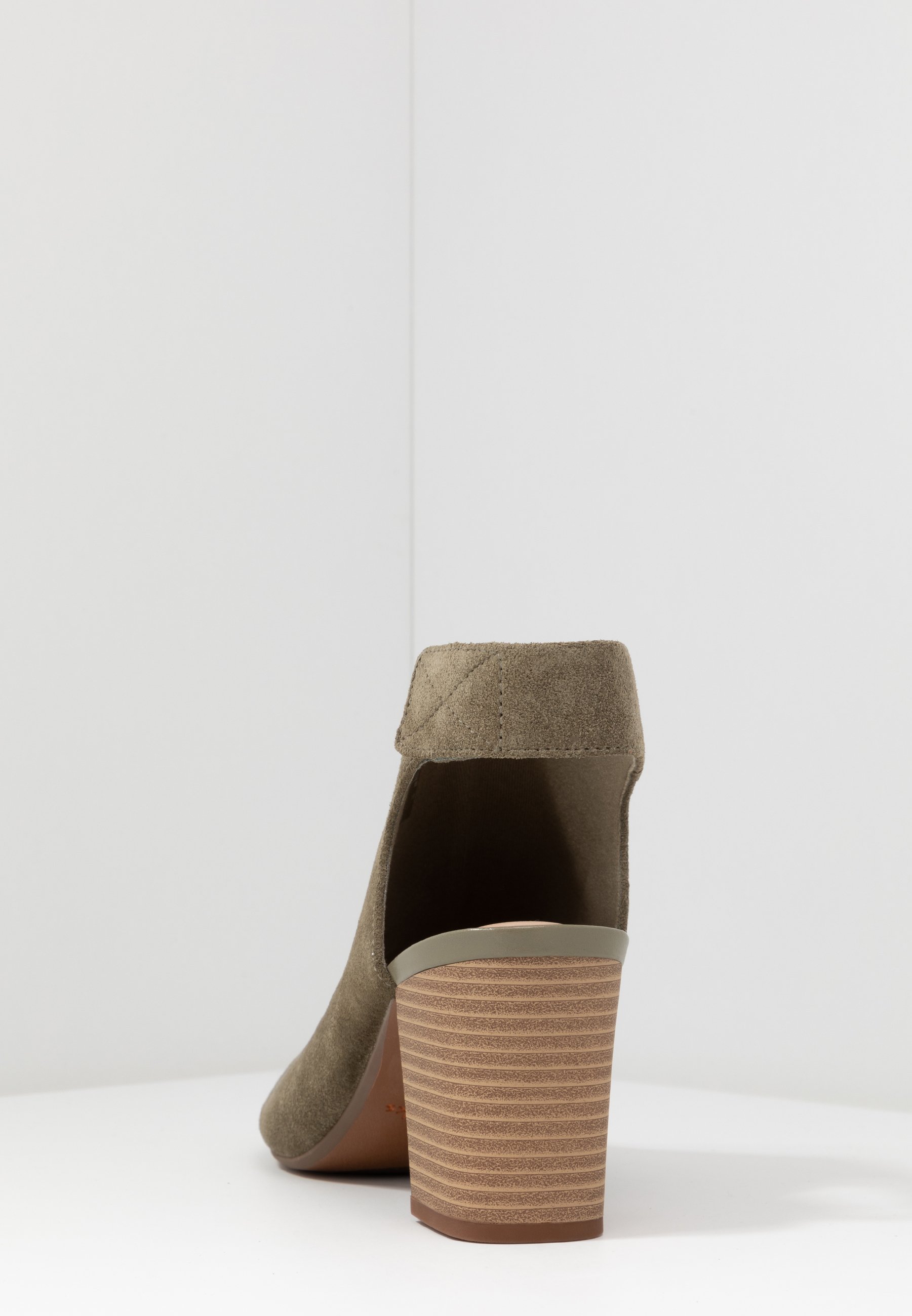 Clarks DEVA BELL - Sandaler med ankelstøtte - olive Clarks DEVA BELL - Sandaler med ankelstøtte - olive