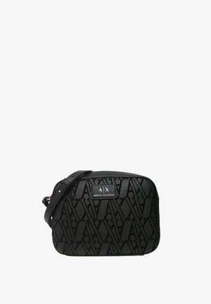 Schwarze Umhängetasche mit strukturiertem Lederaußenmaterial, ausgestattet mit einem geprägten Logo-Muster und einer Markenplakette auf der Vorderseite. Verstellbarer Träger.