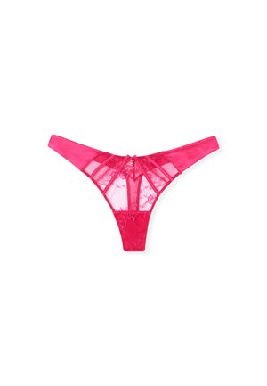 Tanga de encaje rosa con paneles transparentes, que presenta un patrón floral, un ribete de satén y un pequeño detalle decorativo en la parte trasera.