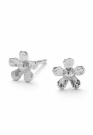 Hopeiset nappikorvakorut, jotka ovat muotoiltu viiden terälehden kukiksi, joissa on pyöristetyt terälehdet valkoisella taustalla.