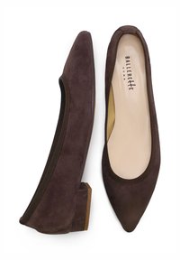 Ballerine in suede marrone con punta affusolata, dotate di tacco basso e bordino elasticizzato lungo l'apertura per una vestibilità aderente.