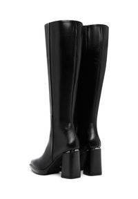 Botas de cuero negro hasta la rodilla con un acabado brillante, tacón cuadrado y punta redondeada. Detalles de costura visibles en la parte trasera y los lados.