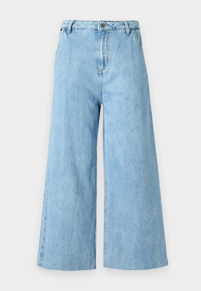 Jean large bleu clair en denim, avec une taille haute, des poches avant et des bords nets sans embellissements.
