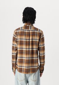 Jack & Jones JPRBLUNORRIS 2 PACK - Camisa - cloud dancer/brown