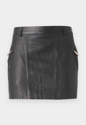 Czarna skórzana mini spódnica o gładkiej fakturze, z ukośnymi bocznymi kieszeniami z metalowymi zamkami i dopasowanym krojem.