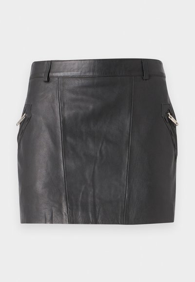 Svart skinn mini skjørt med glatt tekstur, med skrå sidelommer med metallglidelåser og en tettsittende design.