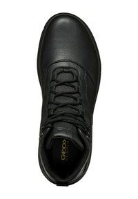 Sneaker in pelle nera con superficie texturizzata, dettagli in mesh, punta tonda e design con lacci. Presenta un dettaglio del logo dorato all'interno.