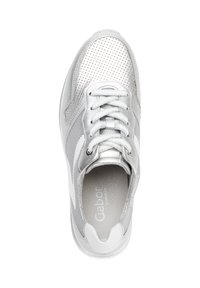 Zilveren sneaker met een bovenwerk van mesh, textuurpanelen en witte accenten. Bevat ronde veters en een gewatteerde kraag. Logo zichtbaar op de binnenzool.