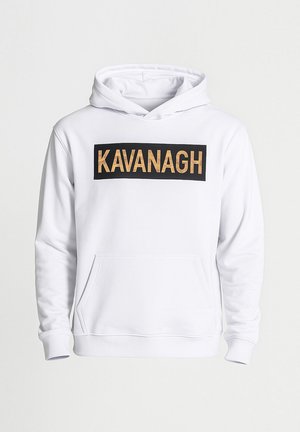 Witte hoodie met een zwart rechthoekig patch met "KAVANAGH" in gouden letters. Inclusief een kangoeroezak en een capuchon met trekkoord.