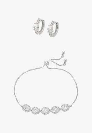 Brățară argintie reglabilă cu cinci cristale în formă de pară și cercei cerc argintii asortați, împodobiți cu mai multe cristale mici rotunde.
