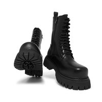 Μαύρες δερμάτινες στρατιωτικές μπότες με ψηλή κνήμη, κορδόνια μπροστά, πλαϊνό φερμουάρ και παχιά, ανθεκτική σόλα με βαθιές αυλακώσεις για καλύτερη πρόσφυση.