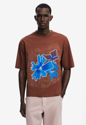 Desigual SHORT-SLEEVE WITH FLOWER PATCH - T-shirt con stampa - brown