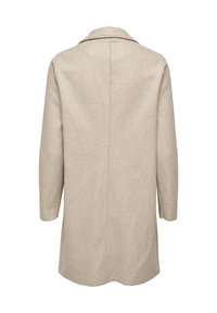 Cappotto in lana beige con taglio lungo e dritto, caratterizzato da un colletto a revers e maniche a tre quarti, texture liscia e senza chiusure visibili.