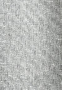 Texture de tissu grossier gris clair avec un motif de tissage visible et de petites fibres irrégulières partout.