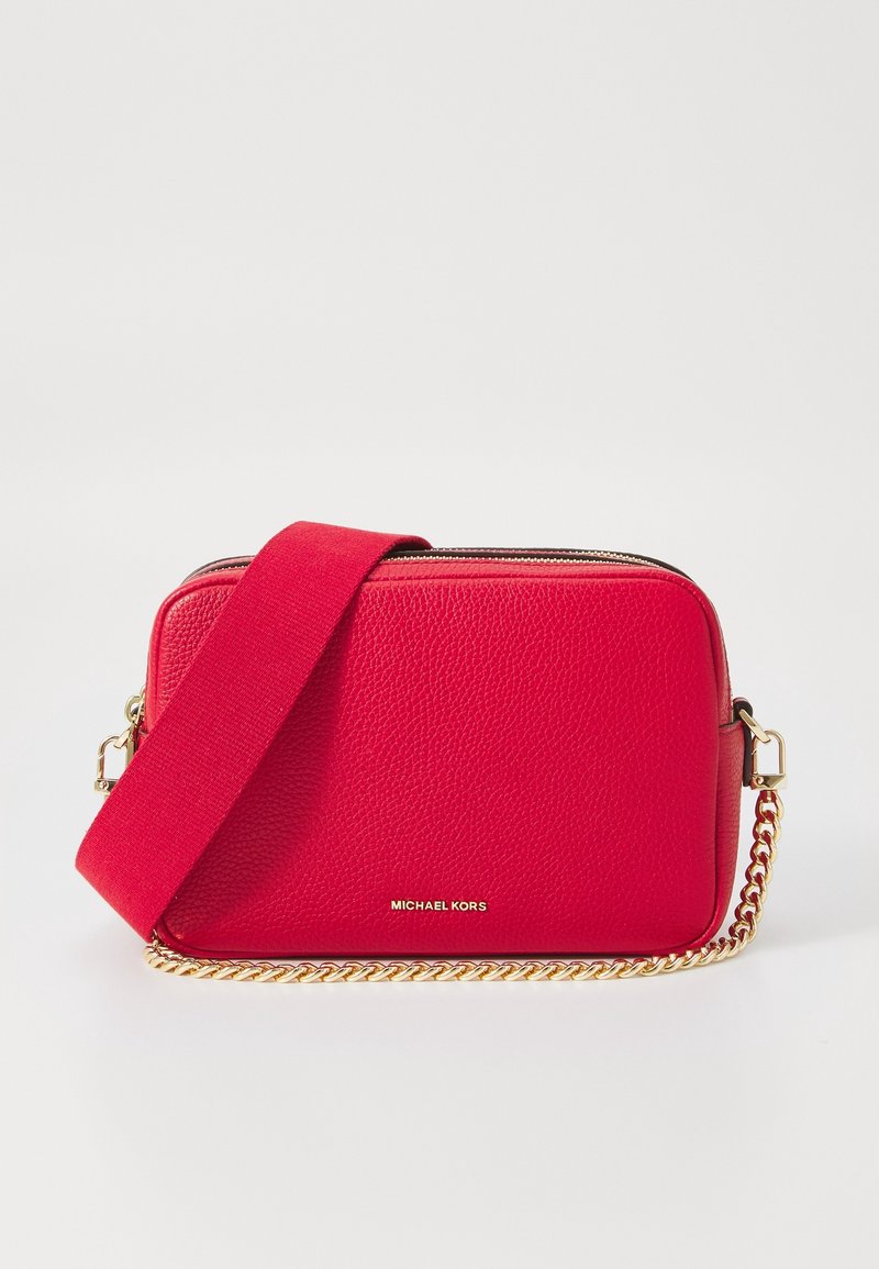 Sac bandoulière en cuir rouge avec accents de chaîne dorée, fermeture éclair et bandoulière en tissu. Logo embossé sur le panneau avant.