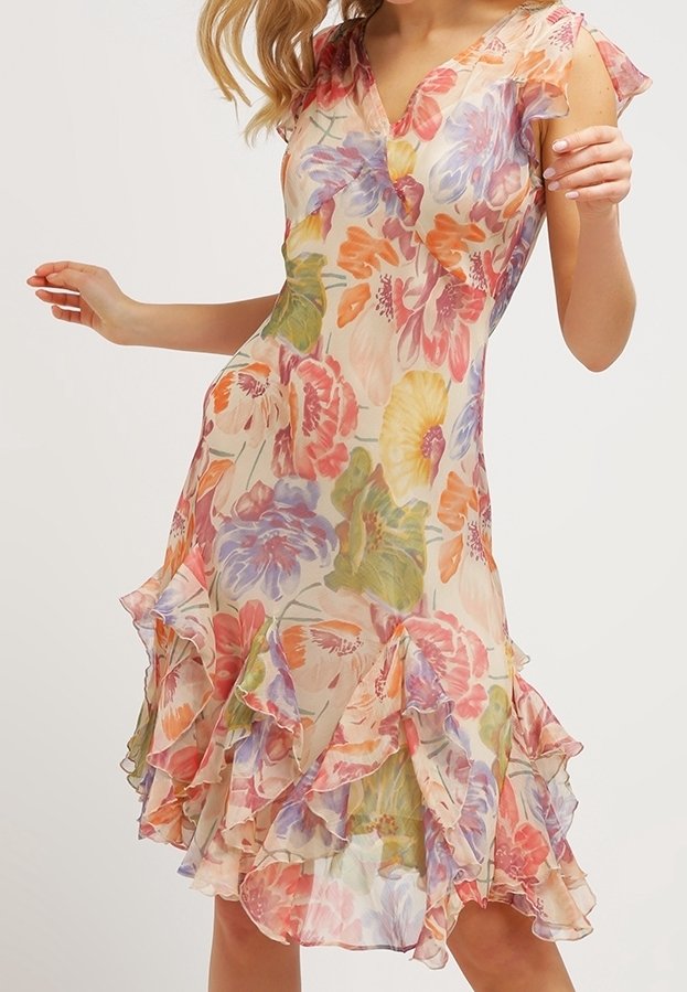 Blumenkleid mit V-Ausschnitt, kurzen Rüschensäumen und mehrlagigem Rüschensaum. Hergestellt aus leichtem, halbtransparentem Stoff in Pastellfarben.