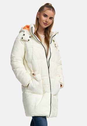 Manteau gonflé blanc avec une fermeture éclair, doté d'une capuche et d'une doublure orange contrastante. Tissu texturé avec des poches latérales et des détails à pression.