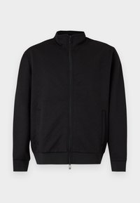 Μαύρο μπουφάν με φερμουάρ, διακριτικό υφασμένο σχέδιο, ψηλό γιακά, μακριά μανίκια και πλαϊνές τσέπες, σε λευκό φόντο.