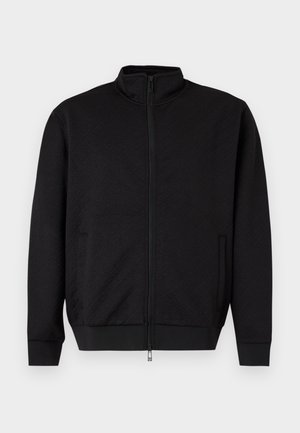 Fekete cipzáras dzseki finom mintázattal, magas gallérral, hosszú ujjal és oldalzsebekkel, fehér háttéren bemutatva.