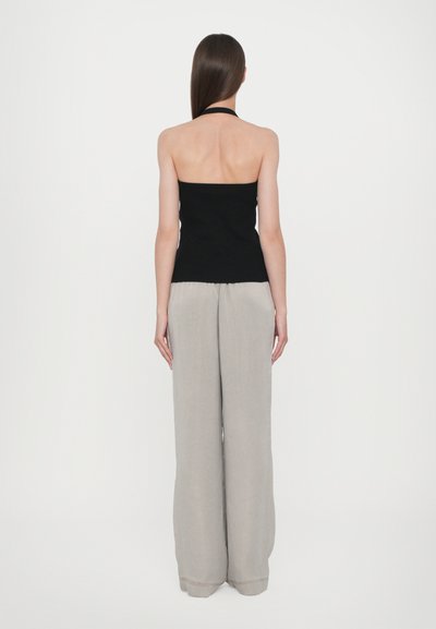 CLOSED NECK HOLDER - Linne - black