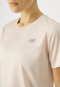 New Balance ESSENTIALS - Sports T-shirt - quartz pink (642)