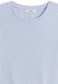 Jasnoniebieska, prążkowana bawełniana koszulka z okrągłym dekoltem i metką z napisem "ATLANTIC S." Gładka faktura z delikatnym wzorem w paski.