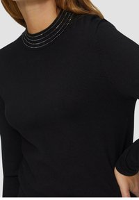 Zwarte longsleeve top van een gladde stof met een geribde kraag versierd met metallic accenten, met een ronde halsontwerp.